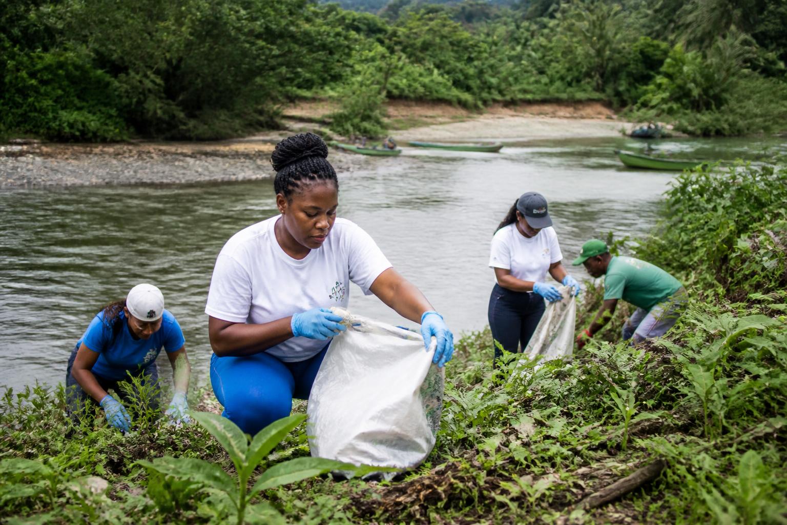 Jornada ambiental de limpieza de la orilla del río en el Chocó