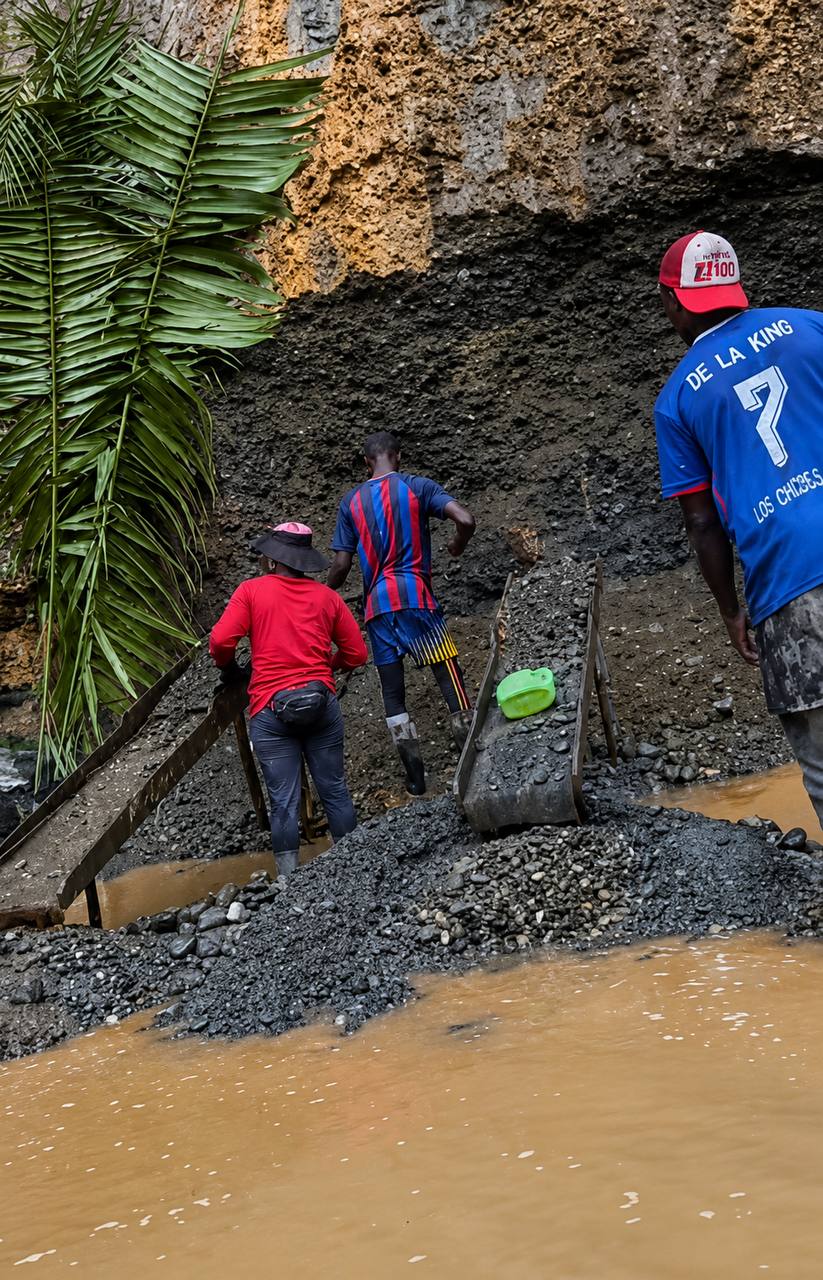 Mineros de subsistencia (barequeros) trabajando junto a un cauce en el territorio del Chocó